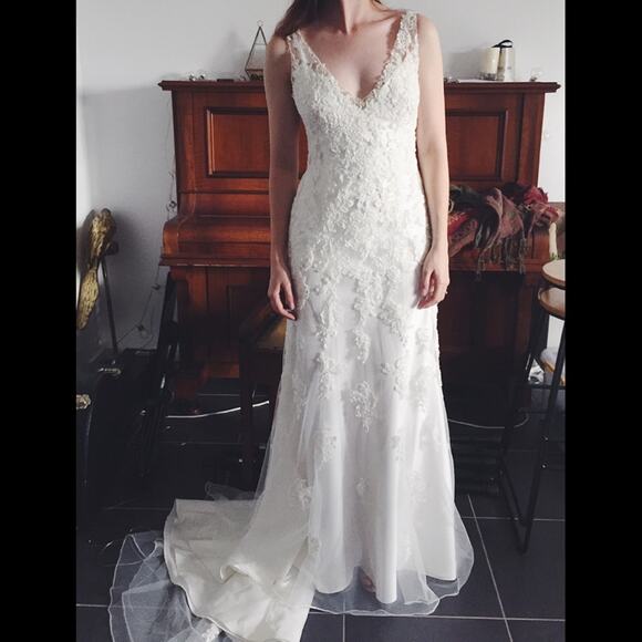 Mia Solano ‘Cate’ Ivory Beaded V Neck Backless Wedding Dress Size 6 - Picture 4 of 9